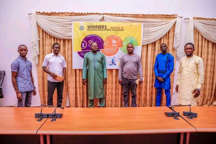 yenexpressmed's tweet photo. Earlier today, we were hosted by the DG of @Pictda_ng . In keeping to their words of supporting innovation and youth empowerment , we received the sum of #200,000 as the winners of the Plateau #COVIDー19 challenge.
We will continue to strive to be a leading Medical Hub. (1) https://t.co/eWJyOrd7Fd