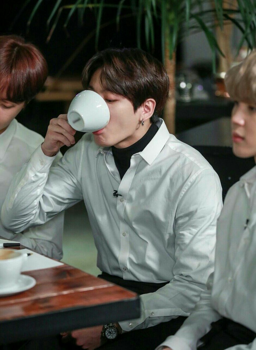 Falyaartama1030's tweet photo. Run BTS episode 45 waktu BTS Dateng ke kafe sambil buat kopi di sana #runbtsep45 #gemoii #kawaiii #coffe #bts #army #BTSARMY #junghoseok #parkjimin #kimtaehyung #jungjungkook https://t.co/RZZPAlyjVn