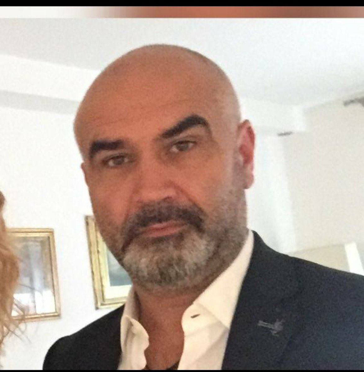 •أصابة دكتور بويان اختصاصي جراحة صدر  بفايروس كورونا  ..نتمنى لك الشفاء العاجل 
معلومه :
هذا لم يستلم معاشه من تقريبا سنه بسبب الإجراءات المعقده الروتينيه للجهات المعنيه ومع ذلك يعمل هذا الرجل بلا ملل 

#نيشان_نيوز #محجر_كبد #وزارة_الصحة_الكويت #كوفيد_19 #كورونا