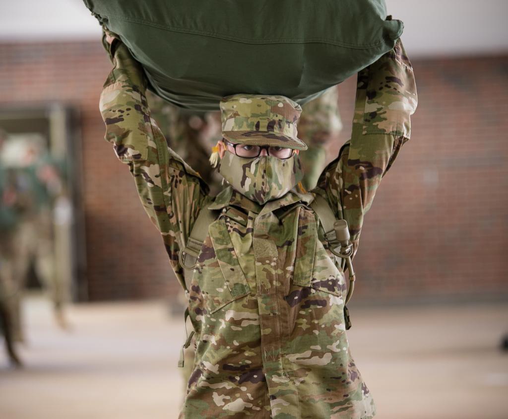 USArmy's tweet image. "Maybe you are searching among the branches for what appears only in the roots." -Rumi

A trainee digs deep to keep a bag held over their head on #DayZero of #BasicCombatTraining on @fortjackson.

#ArmyCOVID19Fight #InThisTogether #trainedandready 

📷 by Saskia Gabriel