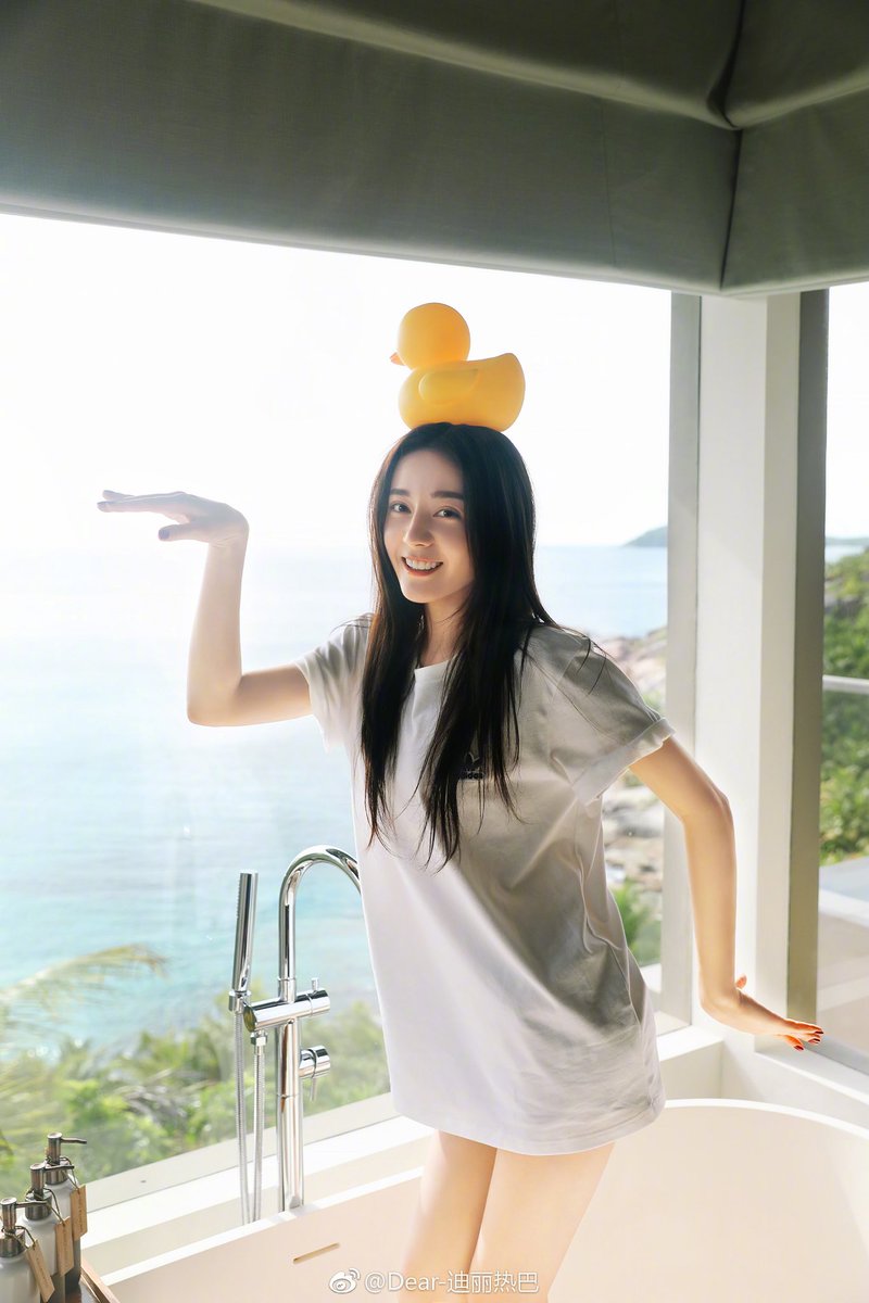 ddiliraba's tweet photo. 小鸭子 嘎嘎嘎嘎嘎
#迪丽热巴 #热巴 #小迪 #胖迪 #dilraba #dilrabadilmurat #dilireba #dilirebadilimulati #pretty #fashion https://t.co/ixz4DrG6Jg