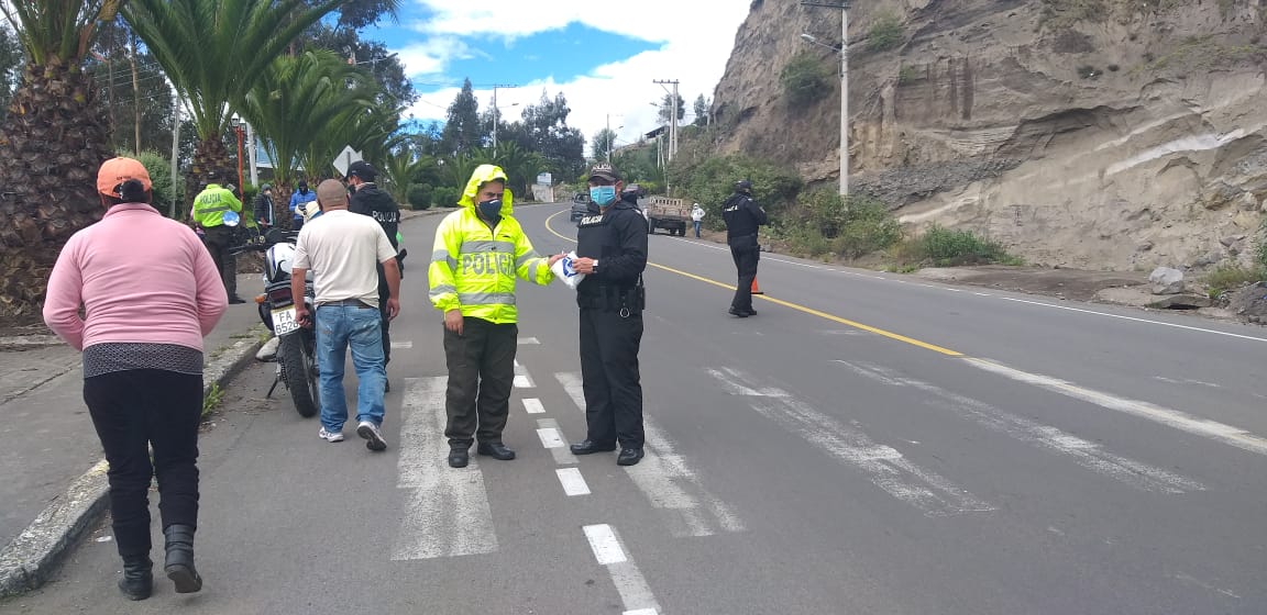 PoliciaEcuador's tweet photo. Gracias a la Fundación Polinal se realizó la entrega de 30 kits al personal del #DistQuero, #Tungurahua, que se encuentra en los puntos de control, durante esta emergencia sanitaria.

#TrabajamosPorTuSeguridad 
#TuDistanciaEsMiDerecho https://t.co/jyibnAqKK9