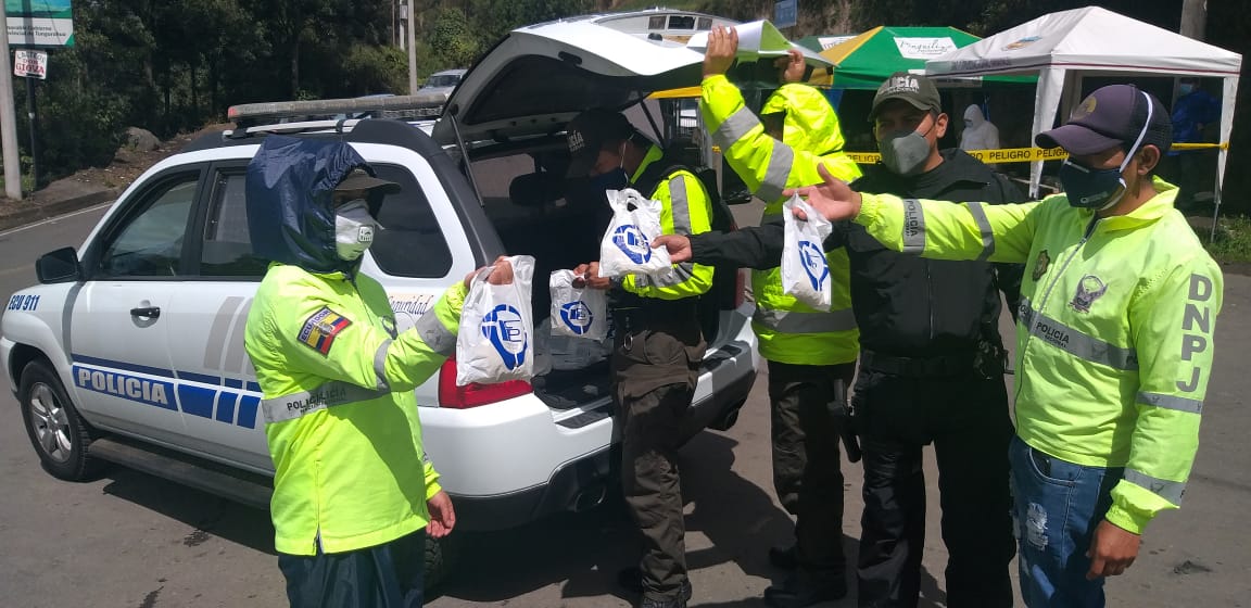 PoliciaEcuador's tweet photo. Gracias a la Fundación Polinal se realizó la entrega de 30 kits al personal del #DistQuero, #Tungurahua, que se encuentra en los puntos de control, durante esta emergencia sanitaria.

#TrabajamosPorTuSeguridad 
#TuDistanciaEsMiDerecho https://t.co/jyibnAqKK9