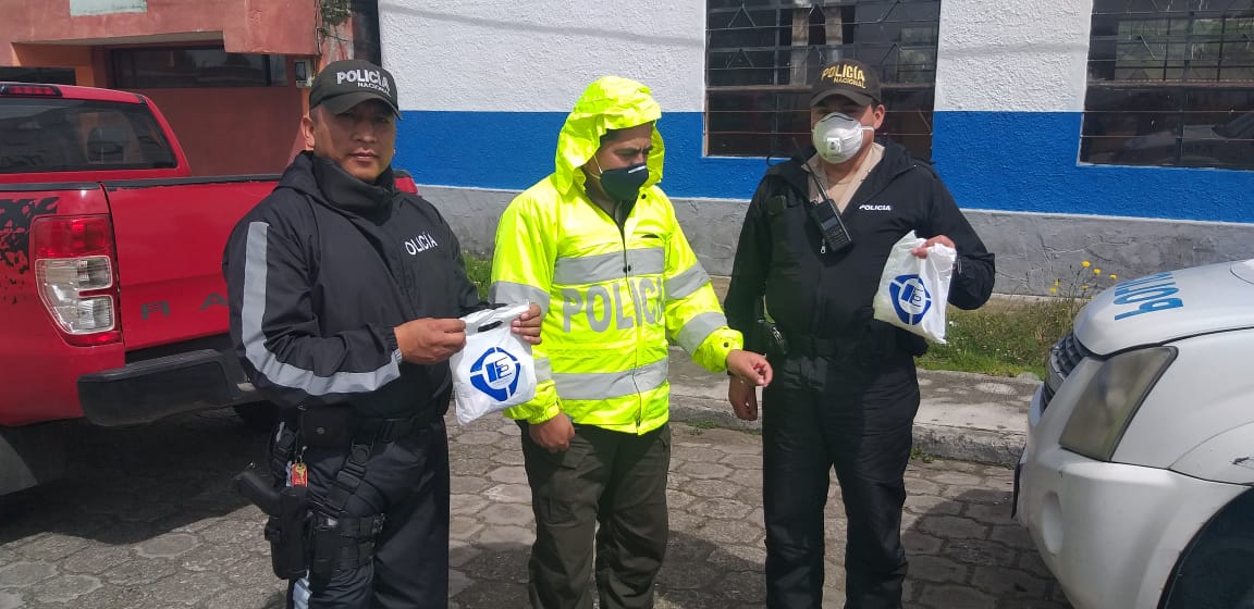 PoliciaEcuador's tweet photo. Gracias a la Fundación Polinal se realizó la entrega de 30 kits al personal del #DistQuero, #Tungurahua, que se encuentra en los puntos de control, durante esta emergencia sanitaria.

#TrabajamosPorTuSeguridad 
#TuDistanciaEsMiDerecho https://t.co/jyibnAqKK9