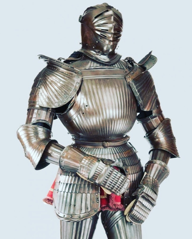 HubAncient's tweet image. The 16th century saw the peak of plate armor. The steel plates encompassed every part of the body they could without over hindrancing mobility. The joints in the armor were often protected by maille stitched to an arming doublet, which was a coat worn under the armor.