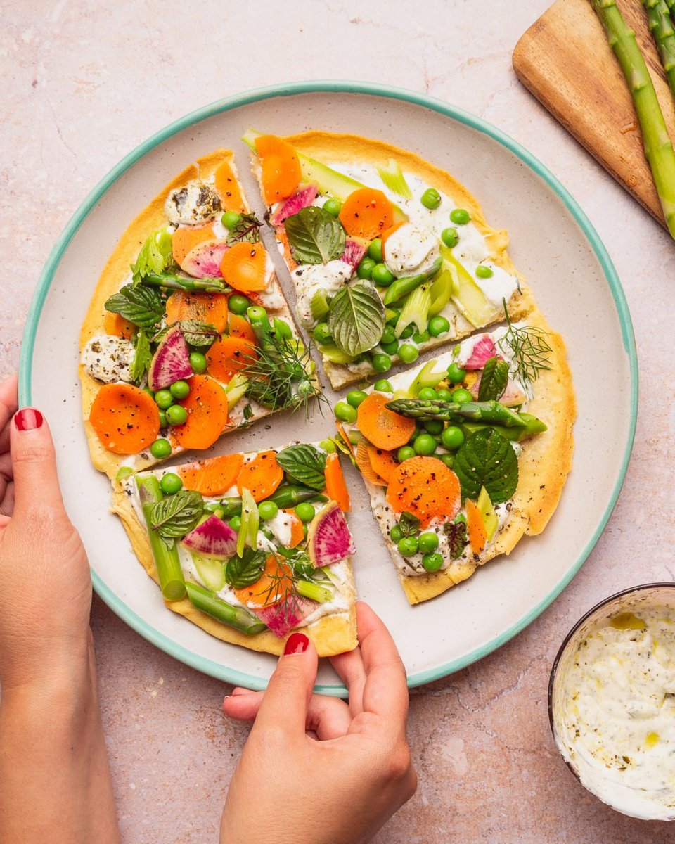 VegVenturesBlog's tweet photo. Socca Pizza with Spring Veggies &amp; Creamy Pesto Sauce https://t.co/AsquulDSa7 https://t.co/RslPV24BOu