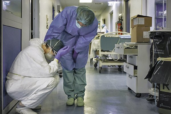 Enlaparada's tweet photo. El fin del #EstadoDeAlarma supone el fin del #confinamiento. No significa que ya no haya #COVIDー19. Significa que "ahora tenemos sitio para ti en los hospitales".
Es decir, volver a empezar. Dos meses de sacrificio a tomar por saco.
Y luego aplausos a las 8. https://t.co/BQdz8zlGIR
