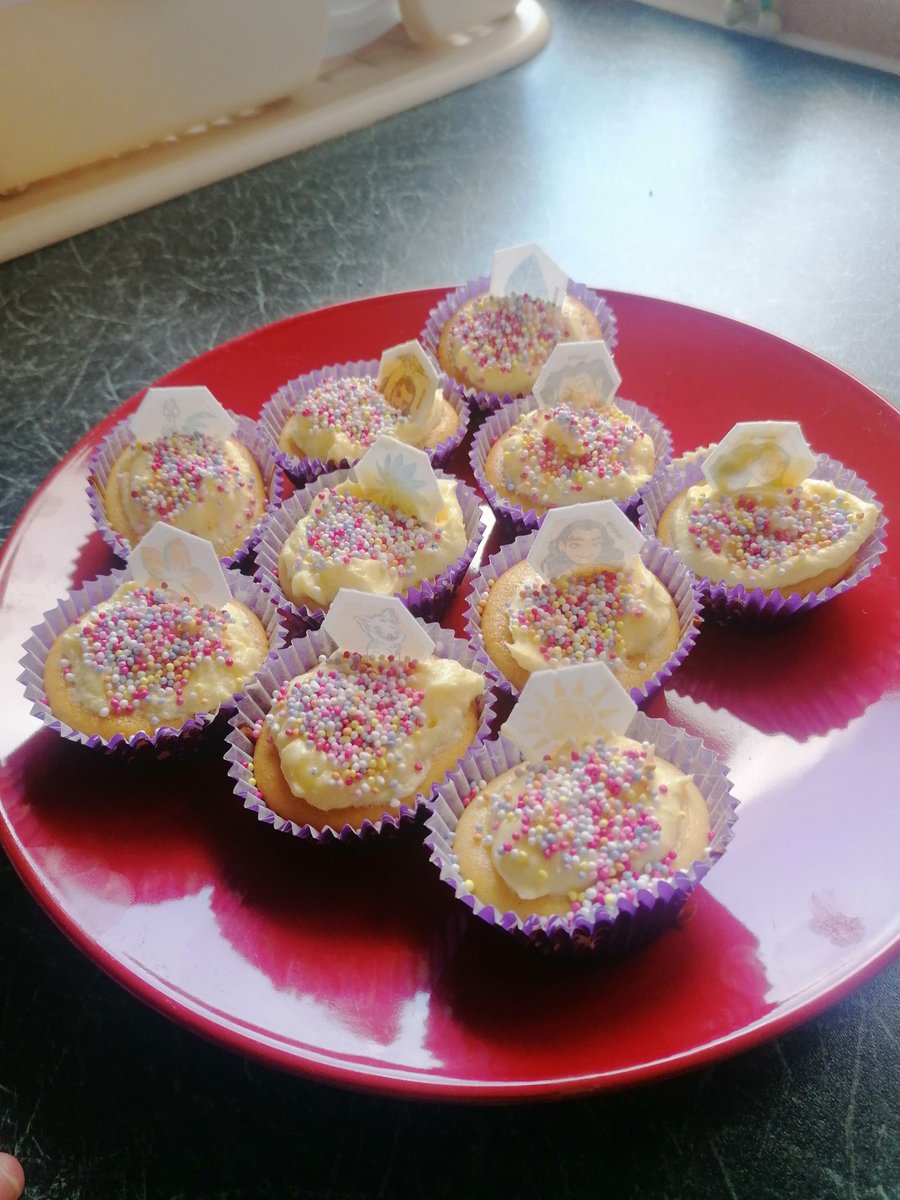 Cat19762017's tweet photo. Evie has been busy baking cupcakes today 🧁😋😊 @ClassPanda https://t.co/hUjhcIkqGe
