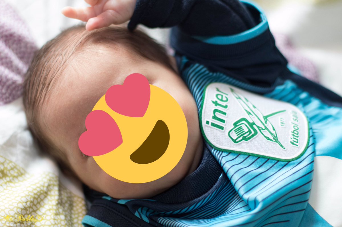 MrRobles21's tweet photo. Cuando se tienen tradiciones, hay que cumplirlas. Y las fotos de las peques con el escudo de @InterMovistar al pecho, son una de ellas.
A ver cmo crecen!!
#BebéDe2SemanasYNiñaDe2Años
#InterSolidario https://t.co/GtzbXjFeg7