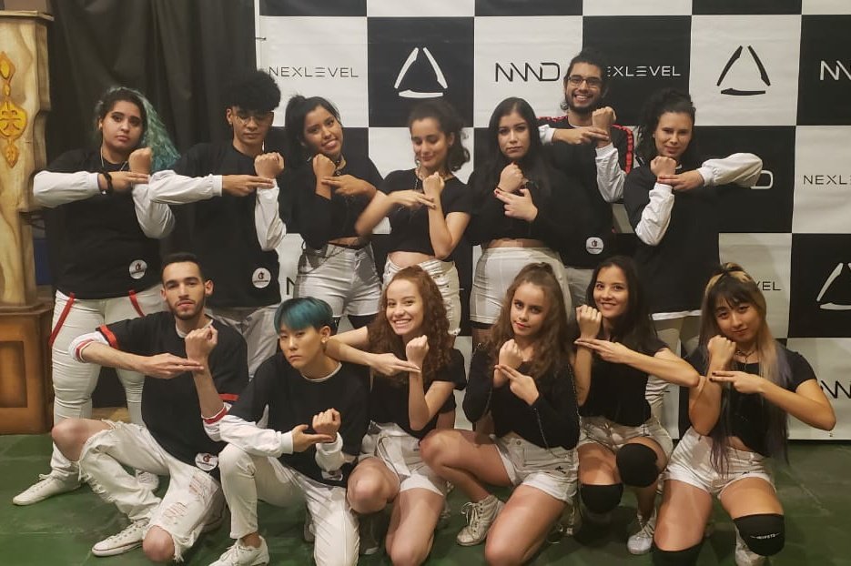 countdown_dc's tweet photo. WayV SÃO TIMERS

A unit chinesa do NCT, da SM Ent., mostrou ser grande fã do grupo cover brasileiro Countdown.
No live concert do WayV, os membros fizeram o símbolo de relógio do grupo e Kun, o líder, disse estar muito ansioso para o grupo fazer um cover deles. 

Trad CH - PT https://t.co/9NvNpbDdeP