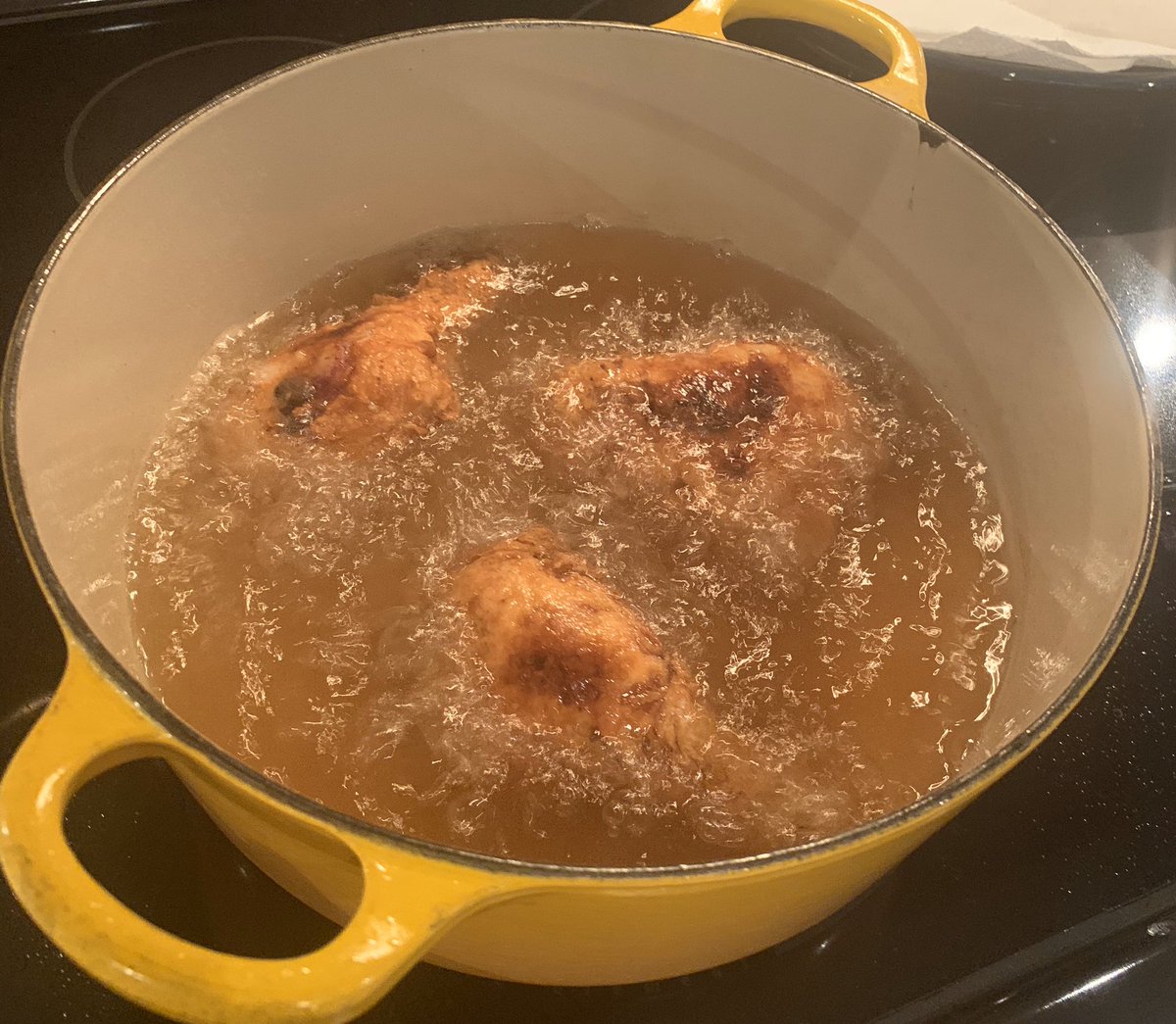 TheDawnBell's tweet photo. #inthebubblewithandy #friedchicken Soaked in buttermilk then dredged twice @theebigbossSS And @bonappetit inspired. Side of mac&cheese plus homemade rolls. But no dessert because I’m counting carbs! #mylifeinquarantine 😷 https://t.co/tRk2CmnpKX