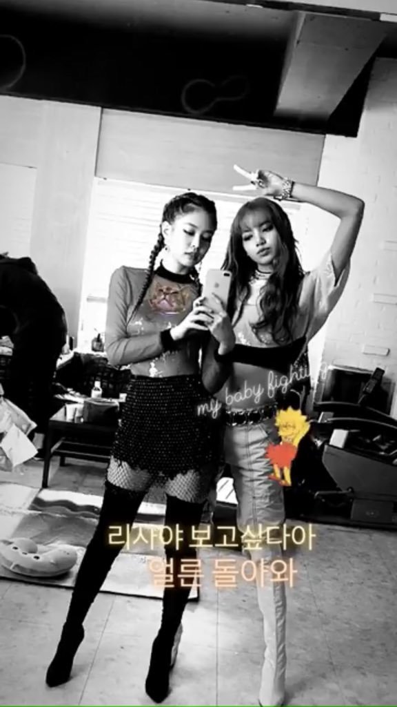 ENGLISA_'s tweet photo. Remember when Lisa went away for a week to film Real Men and the girls were losing it. Especially Jisoo. She is their baby. https://t.co/ciOsGW4wKz