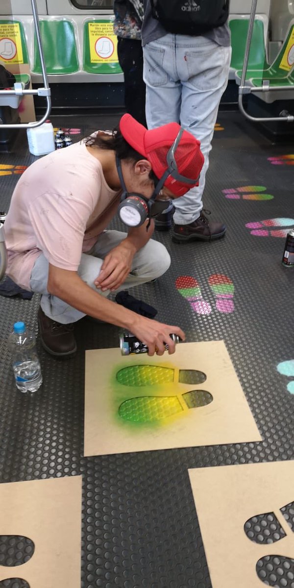 adrisanchez122's tweet photo. Una mezcla de colores, arte que se toma el @metrodemedellin para mantener el distaciamiento físico en el sistema #CulturaMetro https://t.co/PLjxCFk0rT