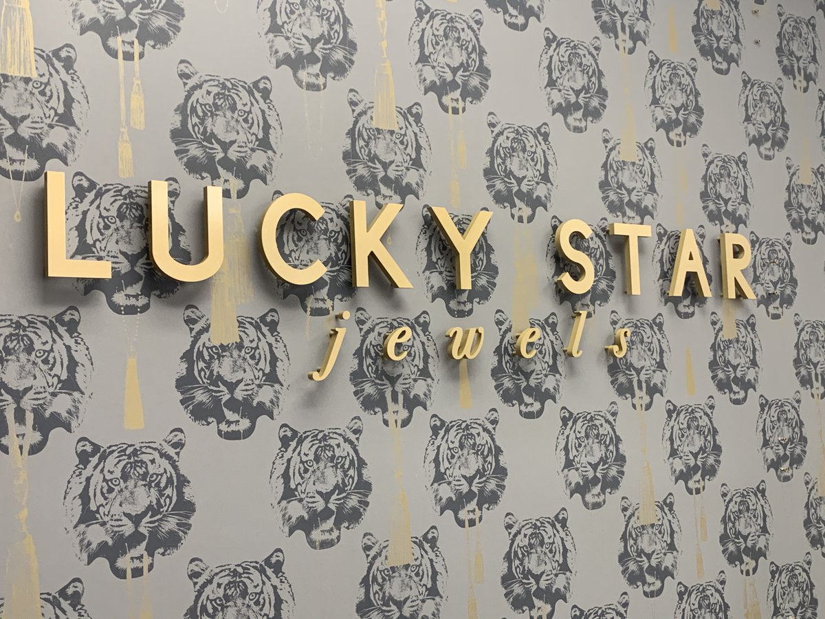 i360scottsdale's tweet image. Must-see Monday!
Wow! We love the way these Dimensional Acrylic Letters were able to stand out &amp;amp; compliment such a fun graphic wallpaper!
#receptionsign #interiorsign #dimensionalletters #acrylic #interiordesign #metallicgold #painted #jewels #scottsdale #image360scottsdale