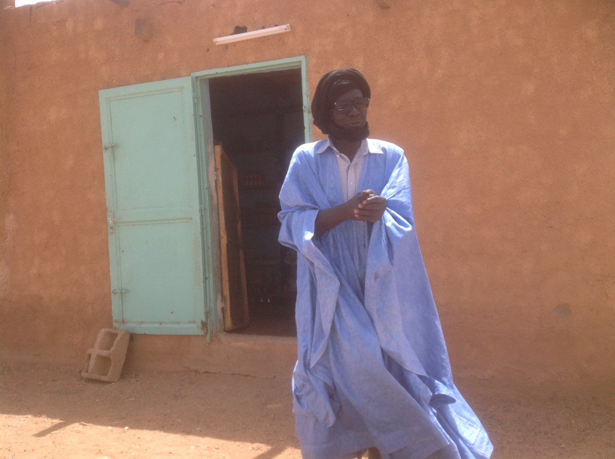 GemaAhmedou's tweet photo. وفي أكجوجة لازال الأخ بكرن ولد المامي أحد أعيان المدينة يحافظ بإتقان على سيارته القديمة 404 camionnette التي أصبحت من تراث الصناعة الميكانيكية . https://t.co/S2gmnTVobd