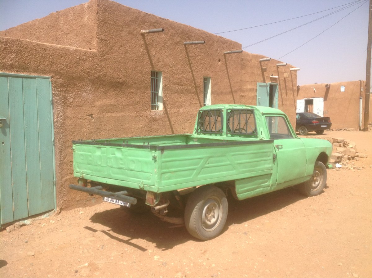 GemaAhmedou's tweet photo. وفي أكجوجة لازال الأخ بكرن ولد المامي أحد أعيان المدينة يحافظ بإتقان على سيارته القديمة 404 camionnette التي أصبحت من تراث الصناعة الميكانيكية . https://t.co/S2gmnTVobd