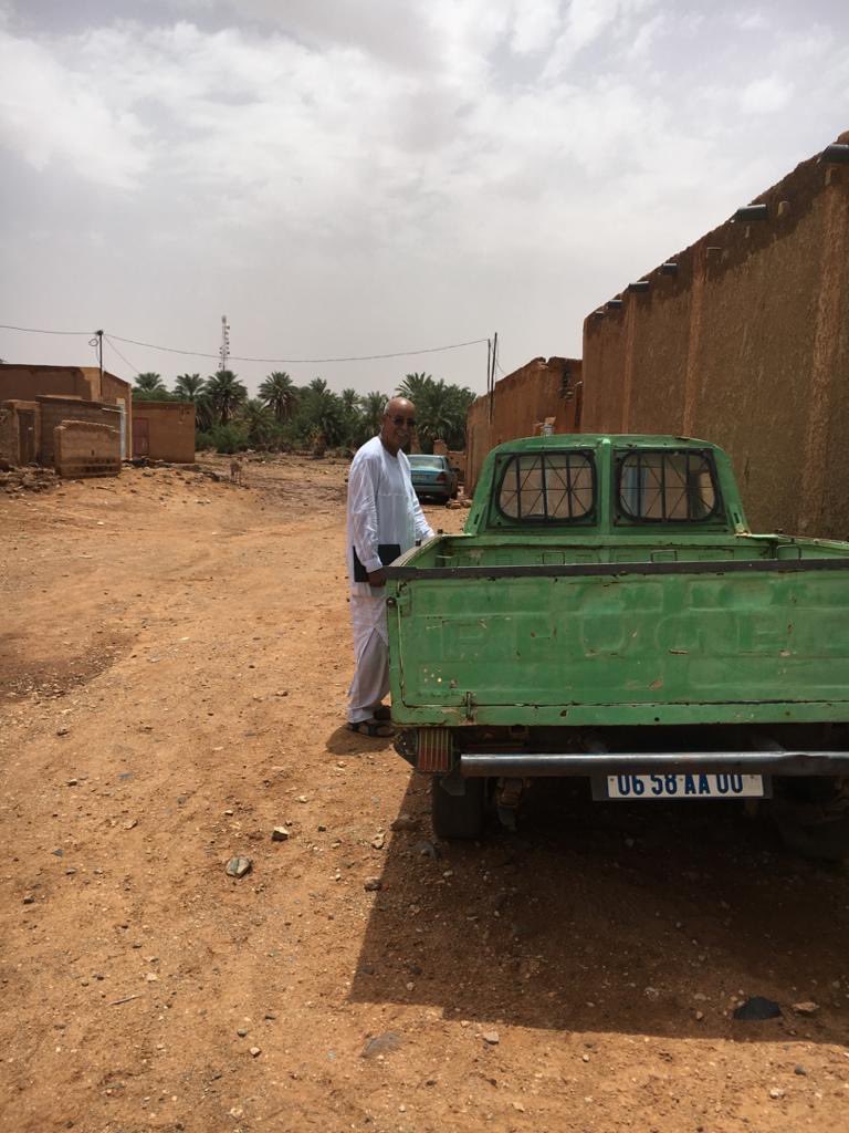 GemaAhmedou's tweet photo. وفي أكجوجة لازال الأخ بكرن ولد المامي أحد أعيان المدينة يحافظ بإتقان على سيارته القديمة 404 camionnette التي أصبحت من تراث الصناعة الميكانيكية . https://t.co/S2gmnTVobd
