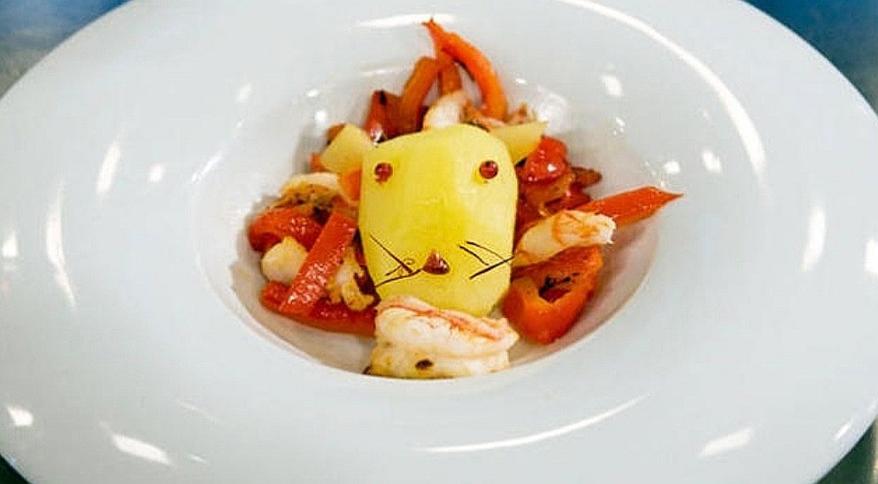 Rox_Recaman's tweet photo. Con cuál os quedáis? 😂
#MasterChef

🔁 León come gamba. 
♥️ Pajarito estilo Saray. https://t.co/qTc8XTM3cn