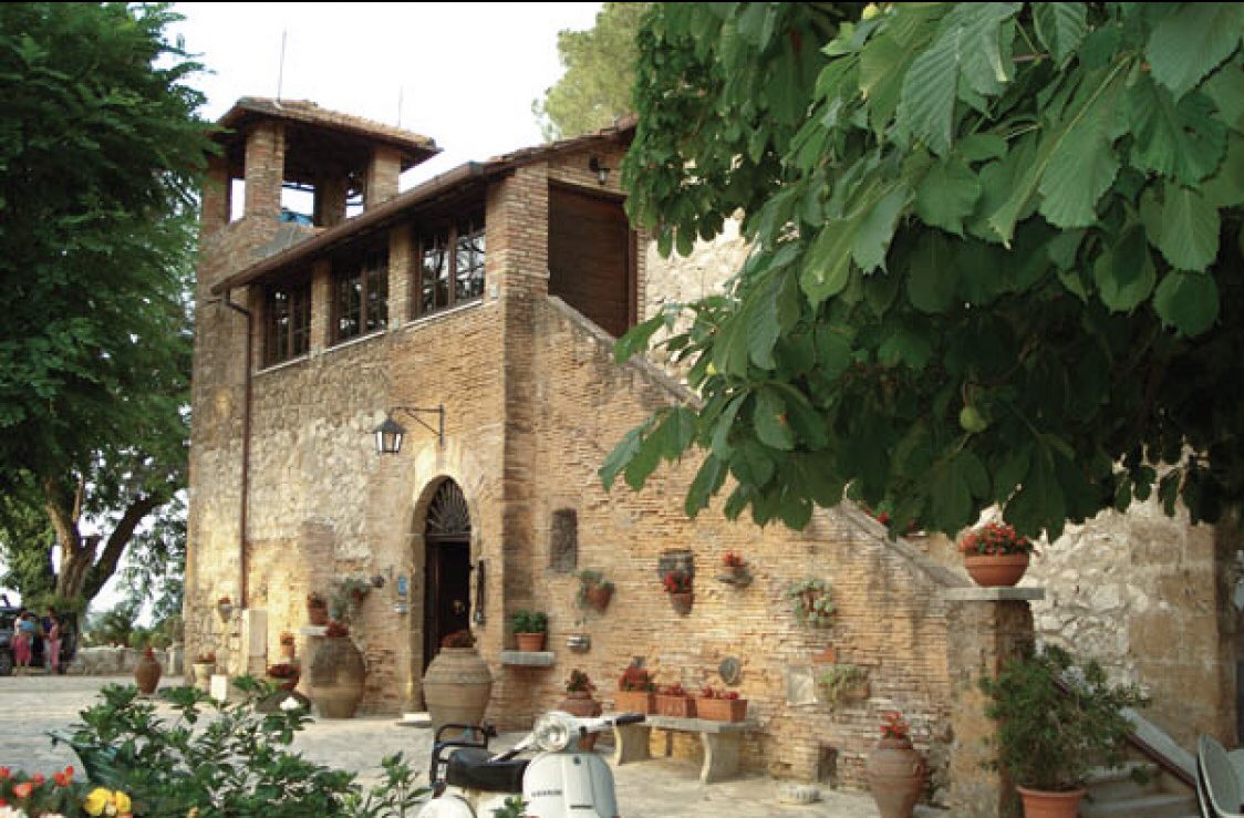 playboyblobby's tweet photo. the villa in Italy from normal people is available on airbnb for £35 A NIGHT https://t.co/fHL5k7LBKI