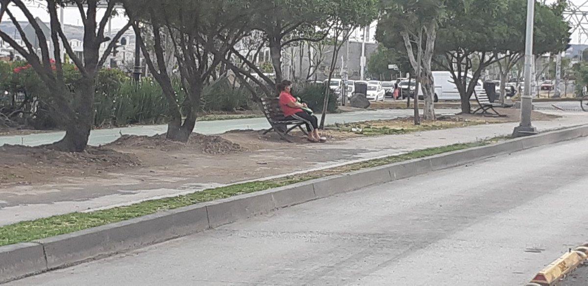 efrain0506's tweet photo. @SSPMQueretaro de que sirve que nuestro gobernador ponga leyes sanitarias si no se hace que se respeten?? Av. De la luz!! Foco de infeccion. https://t.co/LqExYzgbrP