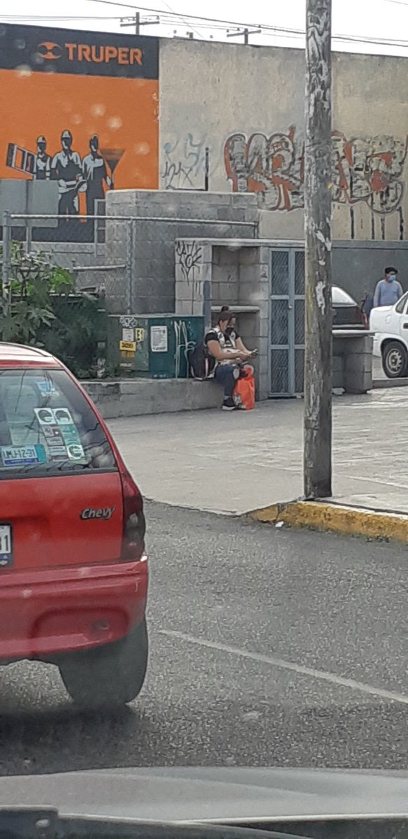 efrain0506's tweet photo. @SSPMQueretaro de que sirve que nuestro gobernador ponga leyes sanitarias si no se hace que se respeten?? Av. De la luz!! Foco de infeccion. https://t.co/LqExYzgbrP