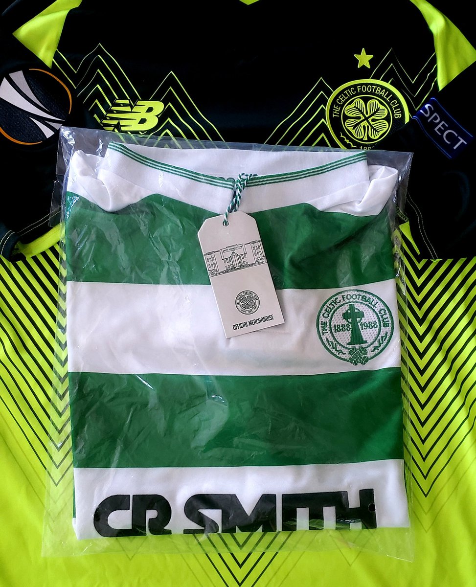 JGlasgowCelticK's tweet photo. *****GIVEAWAY ******
I have an extra, unworn  and with tags 1988 Celtic Centenary replica top. It came from the Celtic shop. £35 value.

Like/RT and give me a 🍀HAIL HAIL🍀 in commentd and I will choose a random winner on Saturday. Good luck🍀💚🇮🇪 https://t.co/OagL1n0xxP
