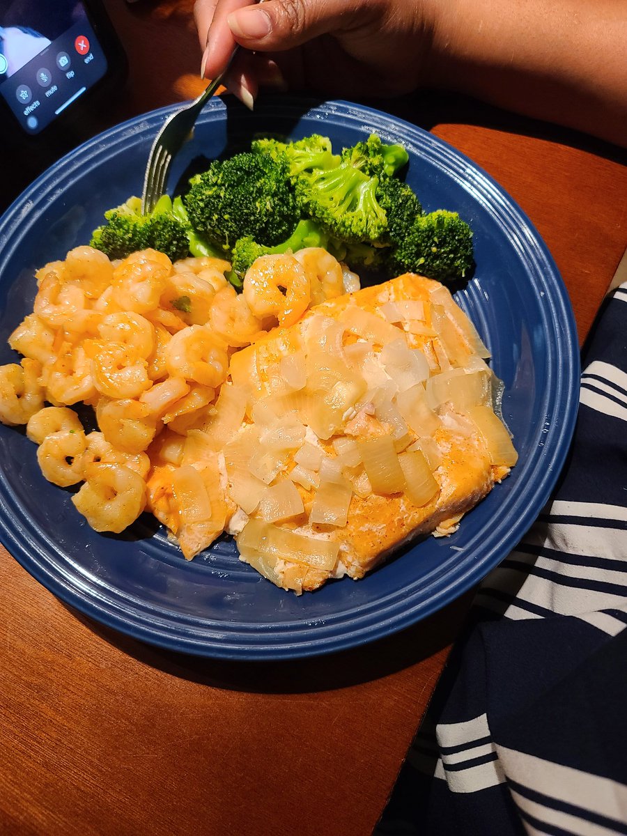 Luster2cold's tweet image. Baked salmon smothered in onion, steam broccoli, and shrimp.