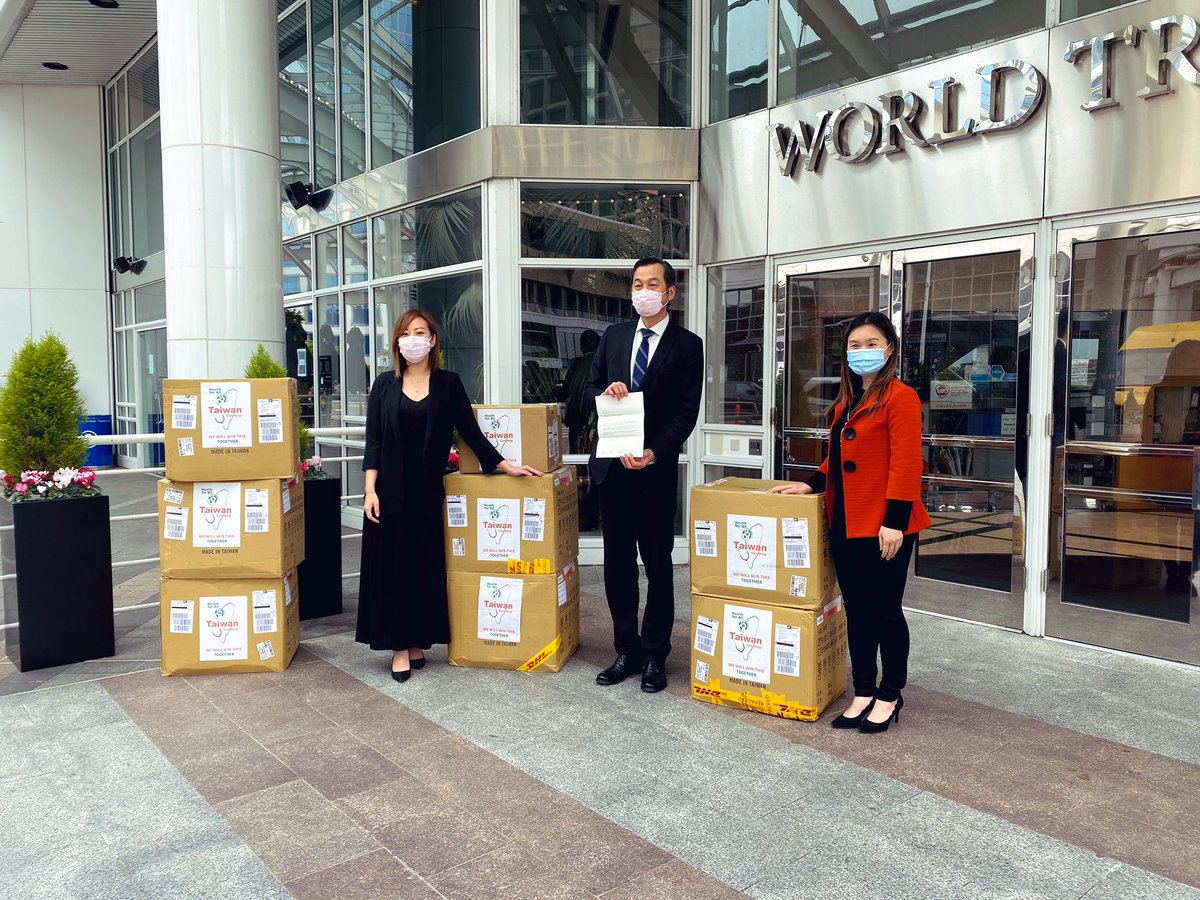 KatrinaCHome's tweet photo. Thanks so much to @TW_Vancouver Director General Chen and the Taiwanese community for bringing the generous donation of 25,000 face masks to British Columbia. 🙌

We are in this together. We can fight the pandemic together. 💪❤️ 🌎 

#Taiwan #COVID19 #Appreciation https://t.co/fL1jCVafg4