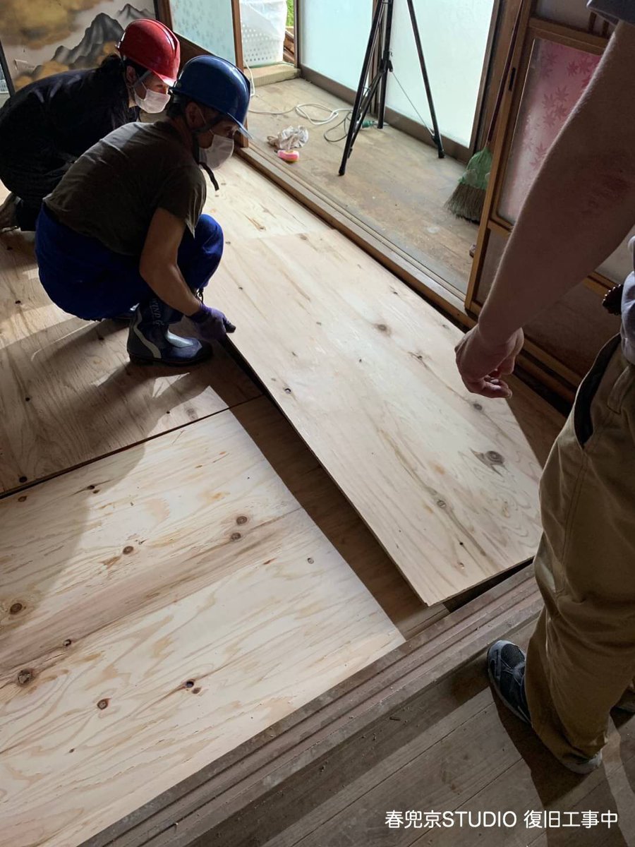 春兜京studio 現在ご予約受付停止中 昭和部分の改装作業 昭和空間が江戸時代空間へと 生まれ変わります 台所と八畳和室を板の間へ 六畳和室を土間へ 屋根の補強 カビ対策 庭の整備 1人1人の気持ちが合わさると 大きなエネルギーになる 絶対に諦めない