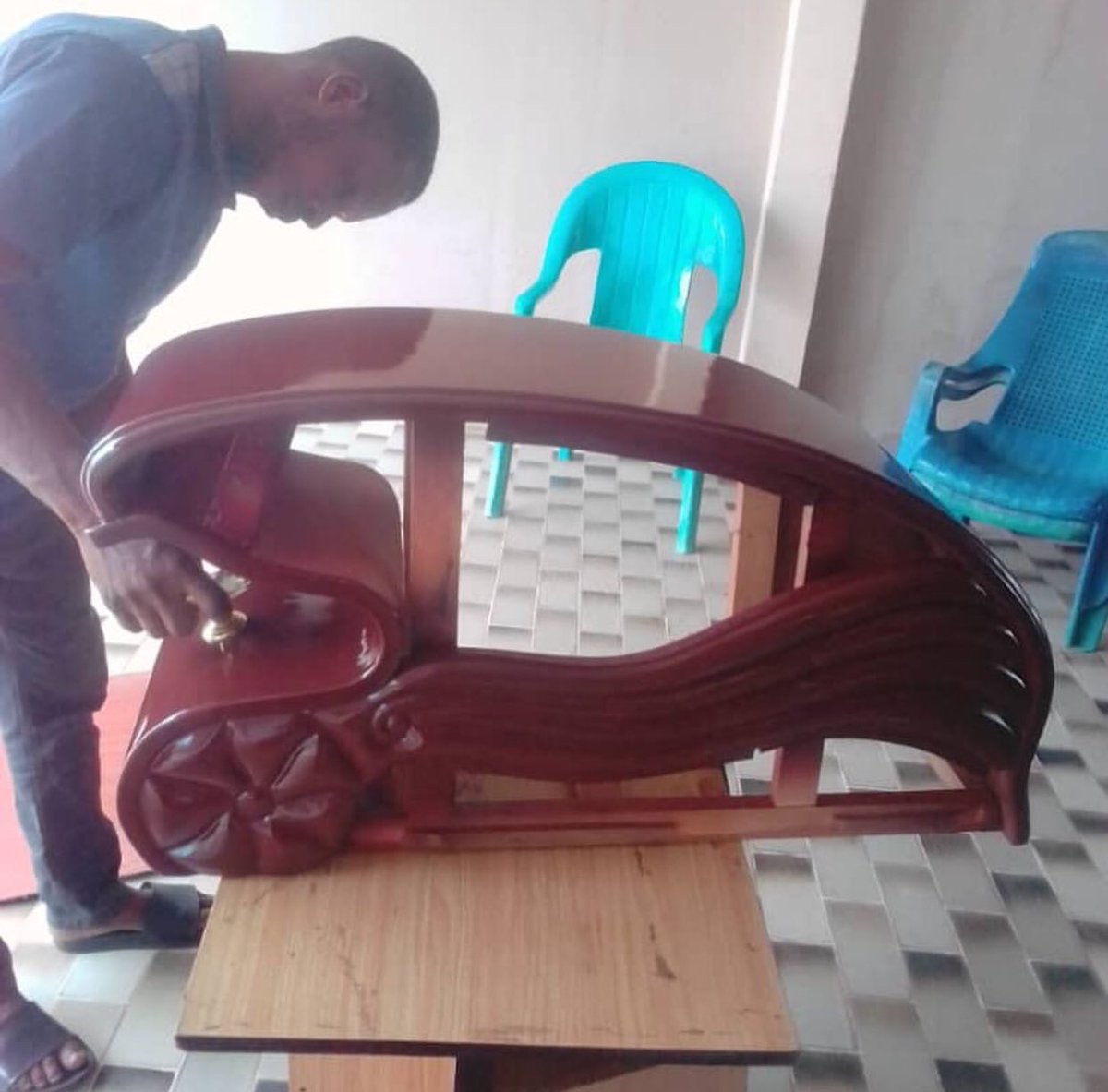 bimbolatokz's tweet photo. My Dad used make furniture but retired from it over 20 years now. I picked the trade and I’m almost turning a celebrity carpenter 😄.But one thing. When I get furnitures that scares me. I take it back to my G( my Dad) and he’s always willing to come out of retirement to help.❤️ https://t.co/xMg0YU2olU