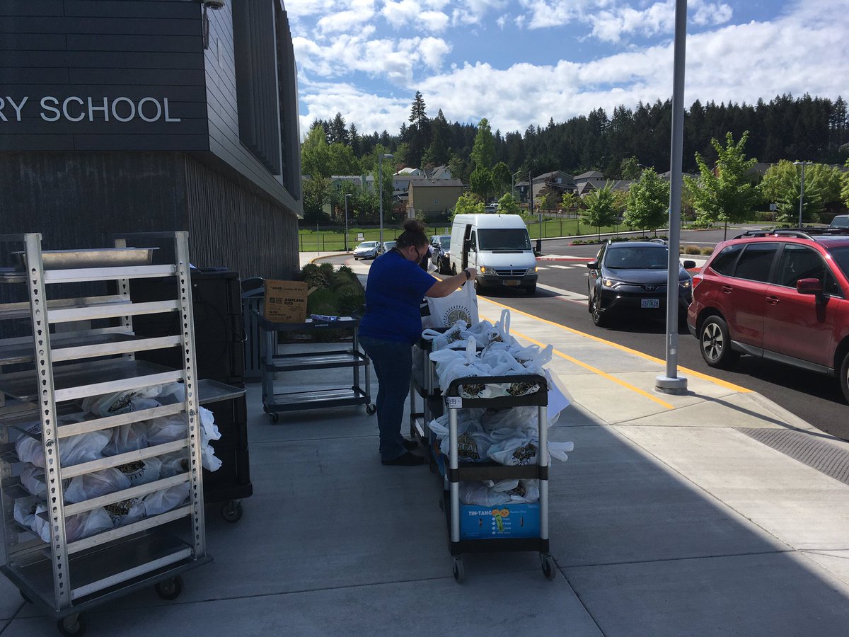 1st distribution of the 2nd round of <a href="/HomeDepot/">The Home Depot</a> donated kids’ workshop kits today at Hazeldale Elementary. 148 happy kids (and prob 296 relieved parents!) Paired up with the #GrabnGo lunches! #kidmadethings #BSDfutureready <a href="/BeavertonSD/">Beaverton Schools</a>