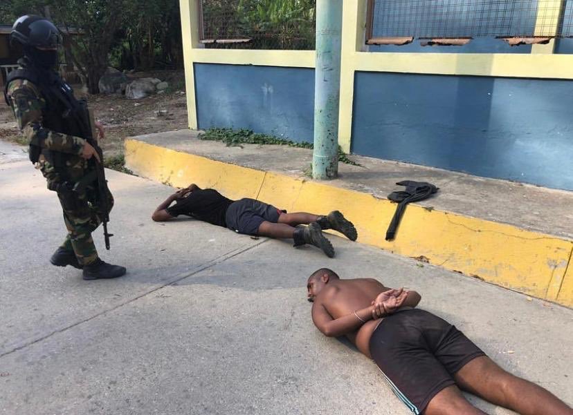 RobertserraA's tweet photo. Otro grupo capturado hace minutos entre las costas de Aragua y La Guaira.
#FuriaBolivariana https://t.co/taIaZtCyeF