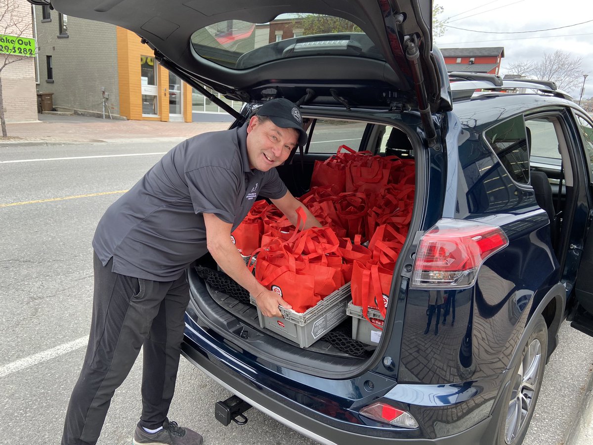 Happy to help @EDC_Mag deliver 'literature loot bags' to @prvhc_seniors this a.m. Here we are maintaining 6ft of physical distancing while delivering 200 bags containing Esprit de Corps magazines and military history literature! Thanks to Ottawa @Commissionaires for the bags!