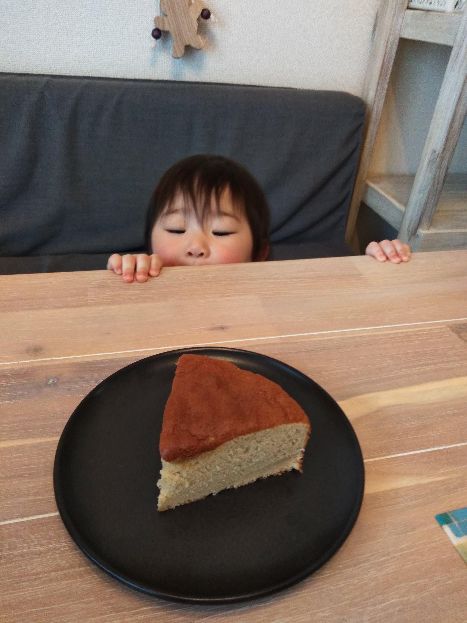 なかしましほ は 最後締めてなかったですね 一般的なスポンジケーキ の配合に近いですが バター多め はちみつも入ってるので焼き色強め 食感はスポンジほどふわふわじゃなく カステラ的な少し引きもあり ただ口溶けはよい生地をゴールに目指しました