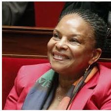 DreammerEnrol's tweet photo. Ne vois t-on pas une africaine derrière cette élue de #Guyane qui a subi tant de racisme lorsqu'elle était ministre ,à cette époque combien d'#Afros descendant ou d'Africains ont marché dans les rues pour tire stop à la #negrophobie https://t.co/ASnuwlT0ho
