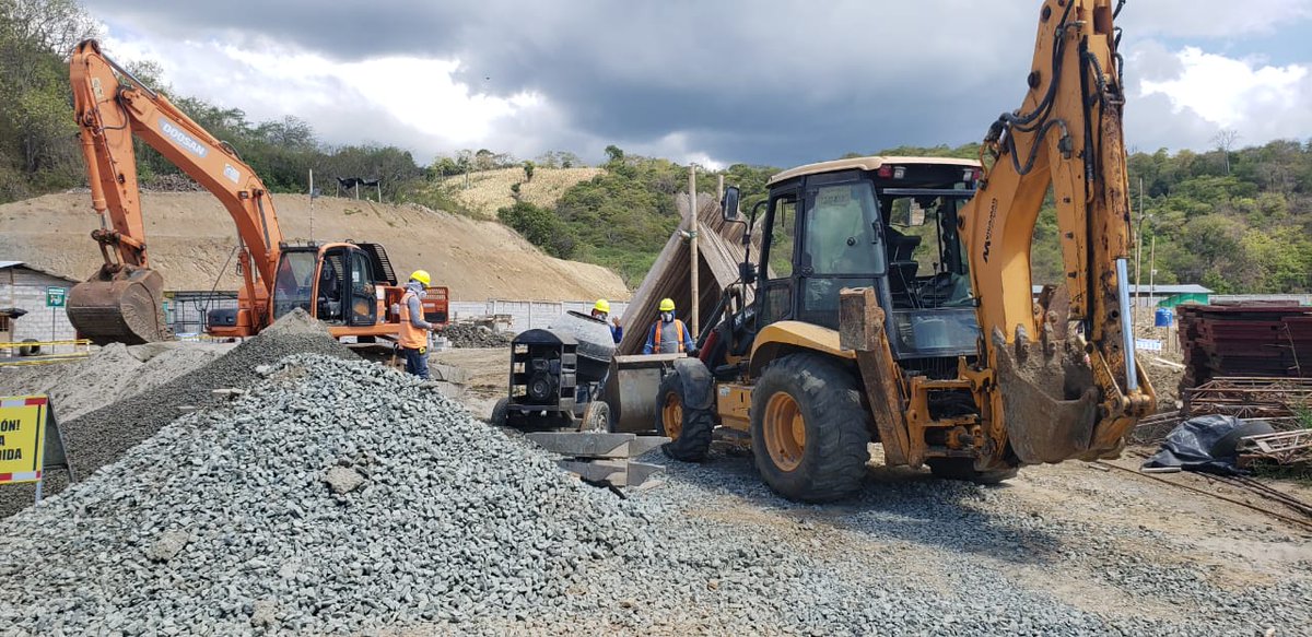 SECOB_Ec's tweet photo. #SECOBInforma | Tal como dispuso el COE Nacional en la resolución del 29 de abril, de reanudar paulatinamente el sector de la construcción, el @SECOB_Ec reinicia sus obras. https://t.co/fvao9WI9Js
