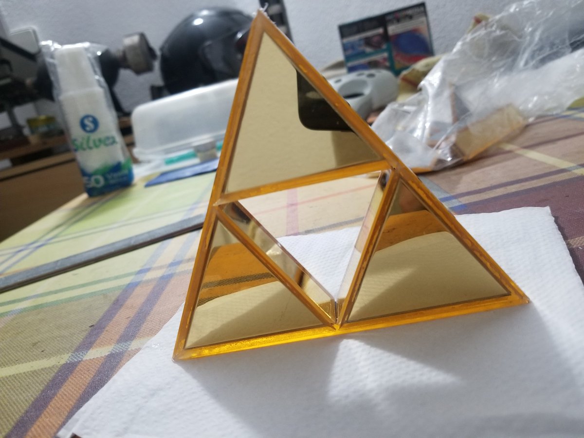 TheMakoMod's tweet photo. Ideada hace 3 años, esta Trifuerza (cortada a láser y biselada y montada a mano) hasta ahora solo ha estado disponible en exclusiva como parte de obras de alta gama, como el #TriforceChestNESmod y alguna #MagicBerry zeldera.
En estas WIP-pics aún tiene los plásticos protectores. https://t.co/kl7HwvUSOE