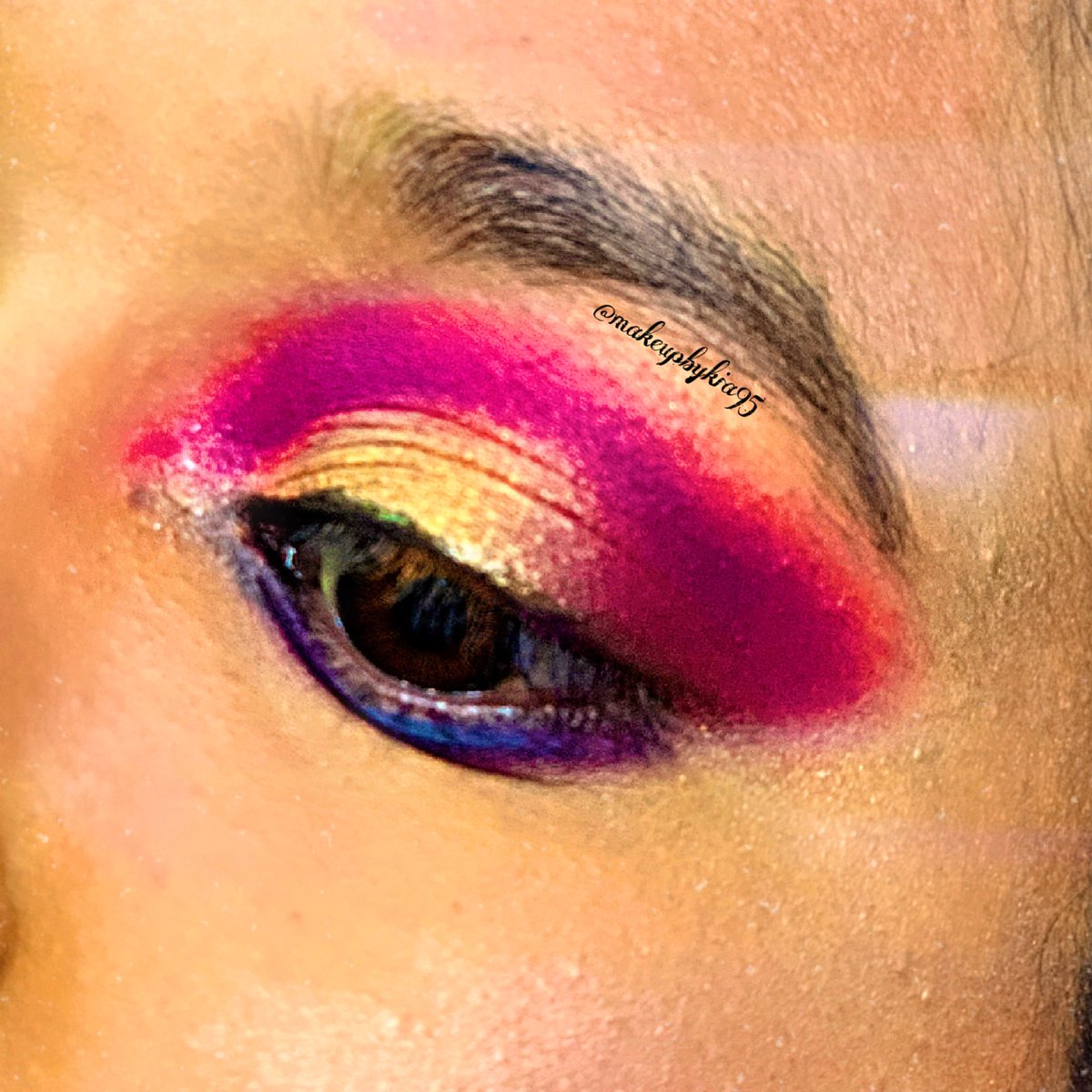 makeupbykia95's tweet photo. 𝑃𝐼𝑁𝐾 𝐺𝐿𝐴𝑀 
@MakeupRVLTN Focus &amp; fix primer
@MorpheBrushes x james charles palette
@Maybelline superstay foundation
@MakeupRVLTN Foil frenzy palette https://t.co/EUkoyCC3eX
