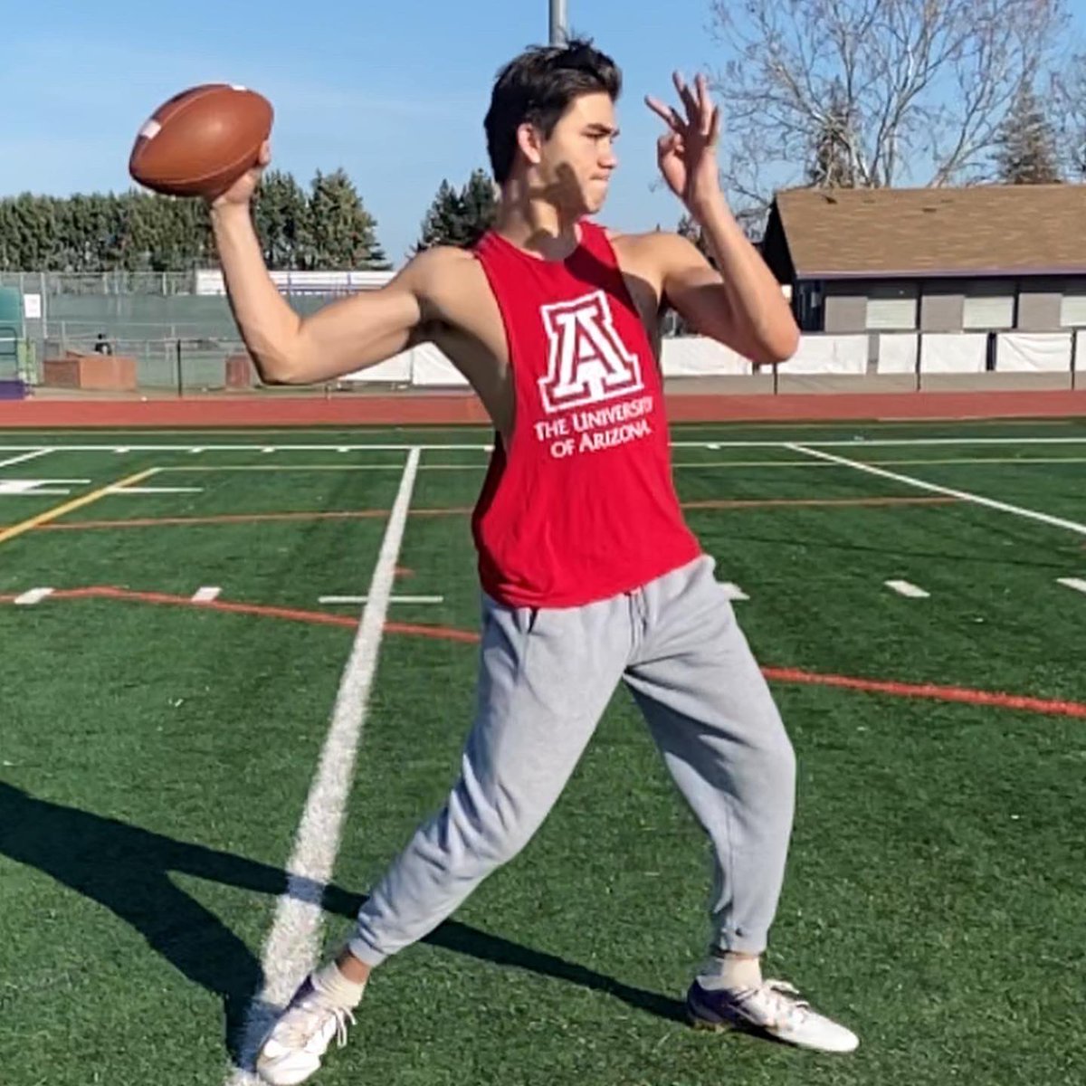 ChandlaDaviz's tweet photo. I’m offering QB coaching for any youth or high school quarterbacks looking for detailed instruction and to improve their game this off season. DM or email me for training information (link in bio). #TheRange #QBcoaching #PlayerToCoach https://t.co/VqmUNNLxC8