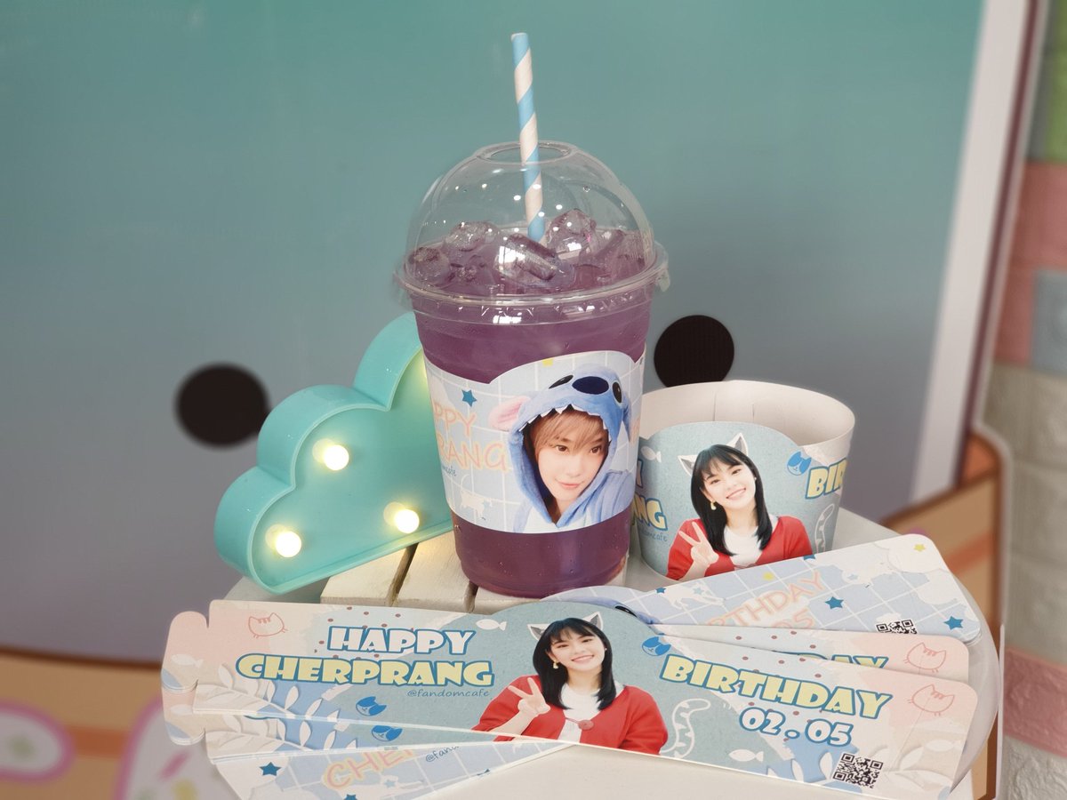 FandomCafe_'s tweet photo. WELCOME BACK 🎉  #ร้านเปิดให้นั่งได้ตามปกติแล้วนะคะ (จัดให้เว้นระยะห่าง มีฉากกั้น ทำความสะอาดด้วยน้ำยาฆ่าเชื้อตลอดค่ะ😷)

📸 โซนถ่ายรูปฉลองวันเกิดน้องจัดถึงวันพรุ่งนี้นะคะ แวะมาหาน้องกันเยอะๆน๊า 😊  ส่วน cup sleeve  แจกจนกว่าจะหมดค่ะ 
📌รัชดาซ.14 
#CHERday2020 
#CherprangBKN48 https://t.co/D9TrMVcjQJ