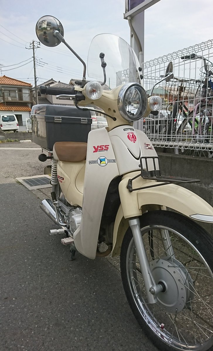 羽犬 ミラー交換ついでにウインドシールド取り付けた あとベコベコになってた前かご外したw スーパーカブ110