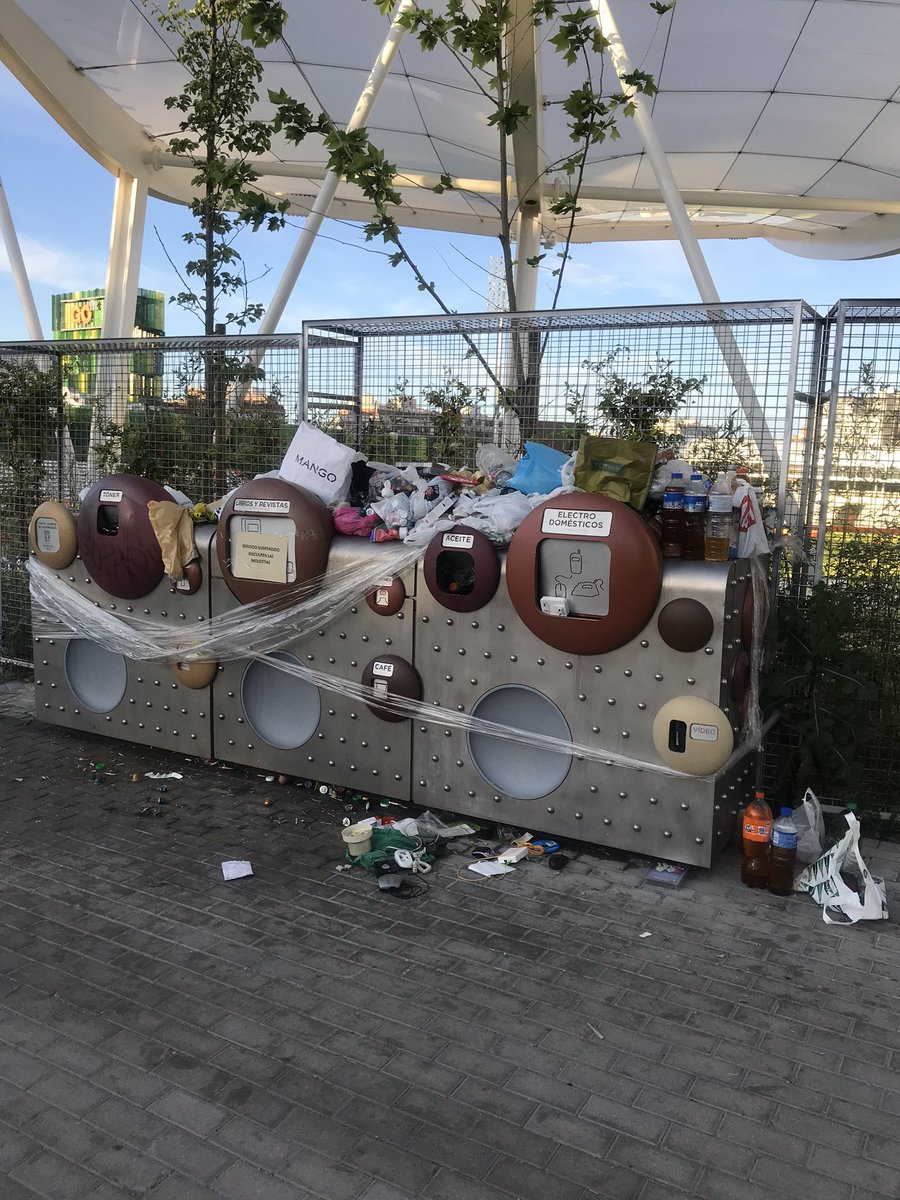 Mery_23_'s tweet photo. @MADRID por favor, recojan este punto limpio, esto es un foco de infección. (Estadio Vallehermoso) Muchas gracias https://t.co/Go4W7bjBuI