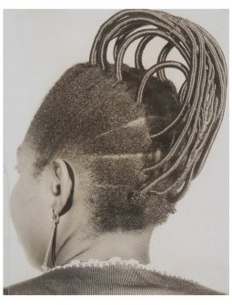 Les cheveux sont impeccablement tenus.Les canons esthétiques yorubas concernant la coiffure sont très précis. Elle doit toujours être « adéquate« , bien appropriée à la personne qui la porte, car elle rehausse son apparence physique & sa position sociale.