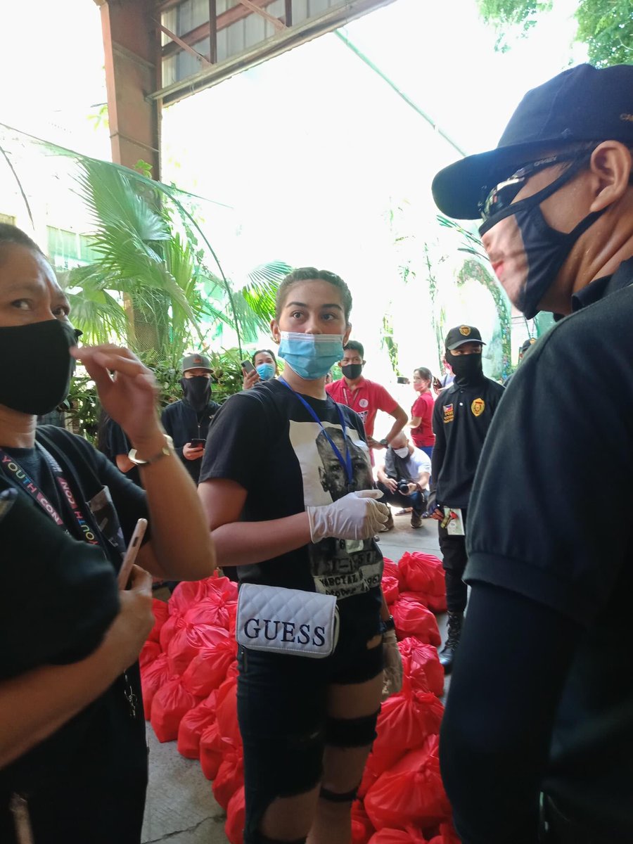 SekiGutierrez12's tweet photo. Yung bashers busy punahin siya. Pero siya busy tumulong at ibahagi yung blessings na natatanggap niya. Yun yung dahilan bakit andaming nagmamahal sakanya. Lagi akong proud sayo ateq❤️ @ZeinabHarake11 https://t.co/muMcQ1rQWA