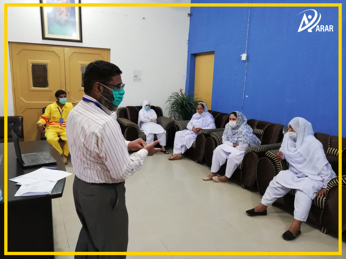 ArarGroup123's tweet photo. @ArarGroup123 along with @pid_gov is providing its services round the clock at THQ Hospital Jaranwala, Faisalabad. Training session conducted by our skillful District Manager Nisar Ahmed on 21-04-2020.

#COVID19 
#ARARServingHumanity
#ARARCoronaSaviours
#WasteManagement https://t.co/QaCbQijLrc