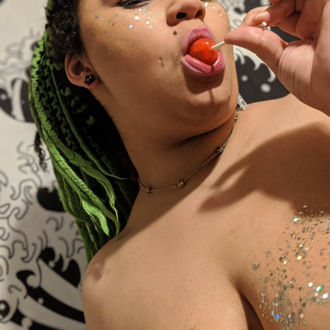 something just happened on my onlyfans https://t.co/LyhKy26hdh https://t.co/NVK4FNXYwg