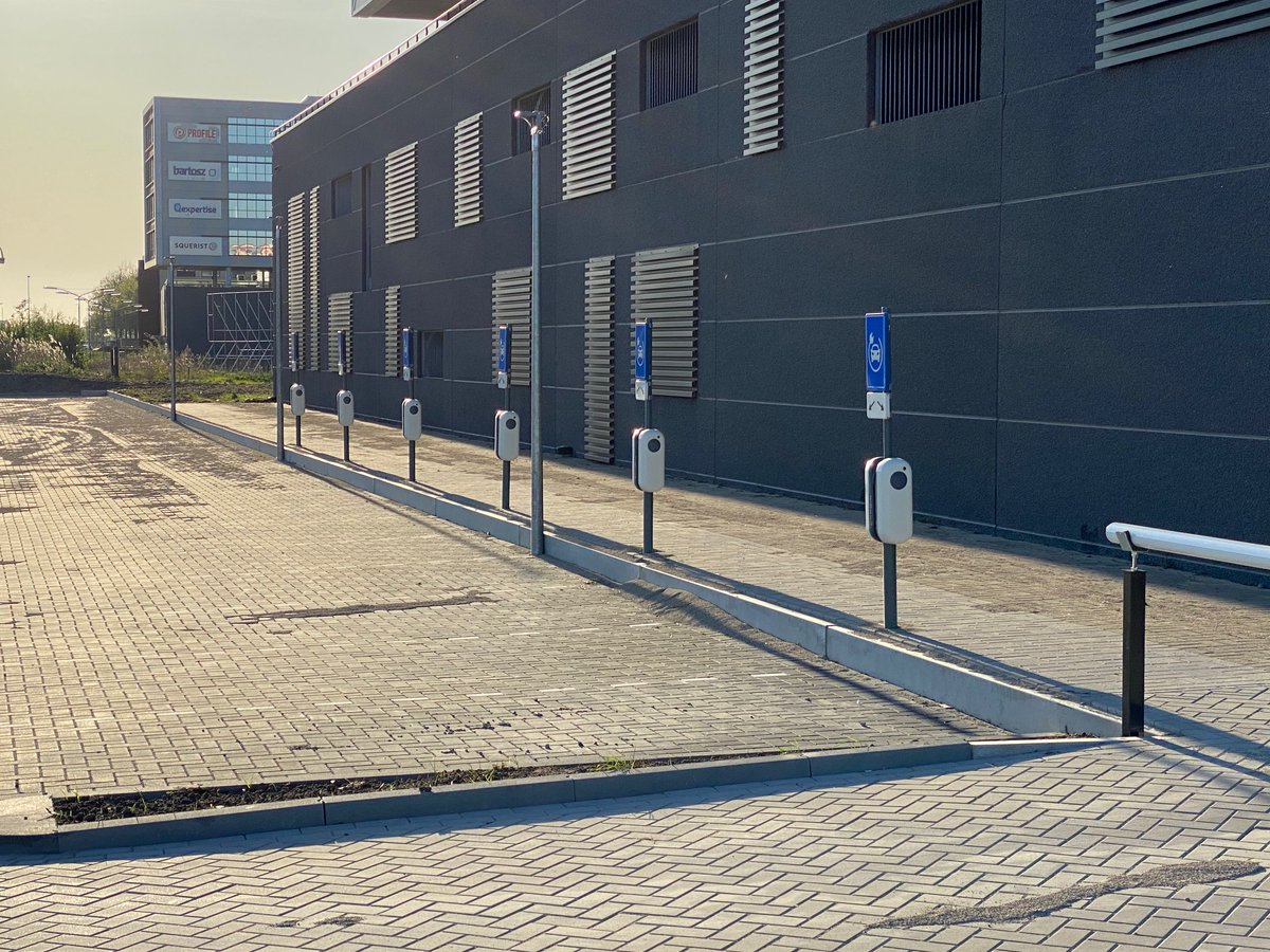 Mooi laadplein opgeleverd bij Cegeka in Veenendaal.