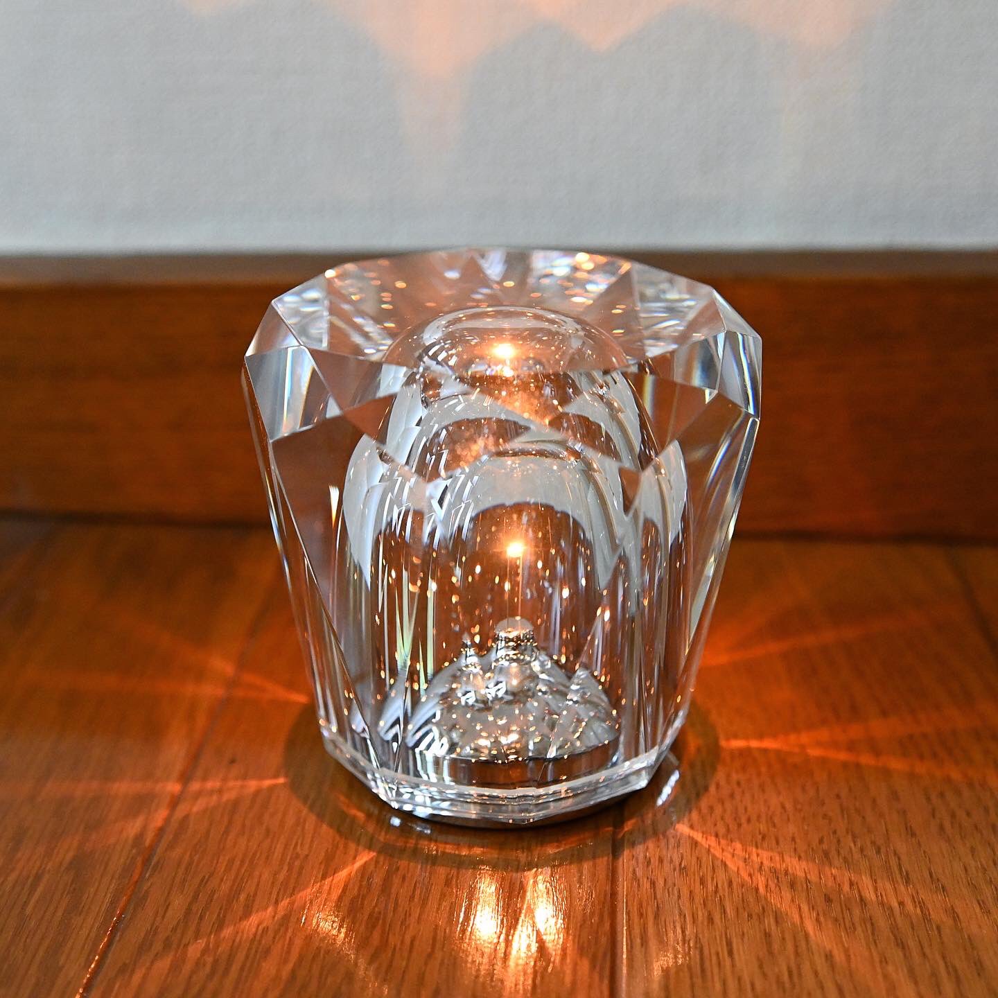 アンビエンテック　クリスタルアクルクス sthkzn on X: "Xtal 以前から欲しかったコードレスLEDランプ、GWの暇に乗じて買ってしまいました。 結構大きいクリスタルガラスの中に全方向に光るLED、アルミ製のリフレクターで光が広がります。  #xtal #xtalacrux #ambientec #クリスタル #クリスタルアクルクス ...