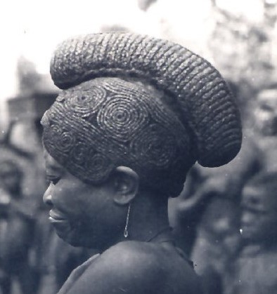 Les femmes utilisaient des ornements comme du fil, des plumes, des coquillages, des os , du bois, des perles , de la monnaie Igbo , des pièces de monnaie ou du tissu; de la boue contenant des minerais colorés , de la poudre ou de la pâte de bois de cambre jaune et rouge….