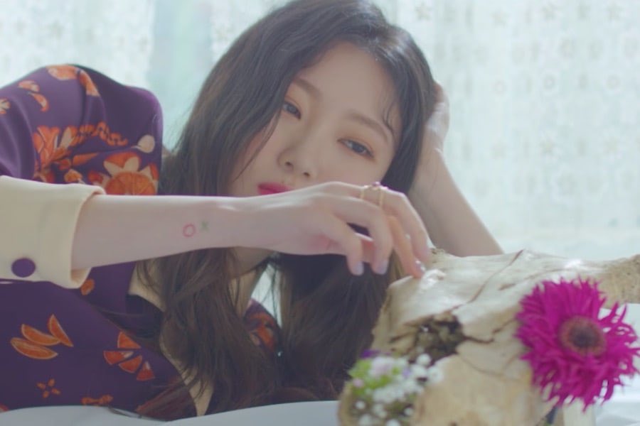 sohlheebot's tweet image. An interesting wardrobe find! ^ ^ 

#솔희 #SOHLHEE’s dress worn in the Purple MV and promotional photo is the ‘Killing Time Orange Midi Dress’ from designer brand #GOCORI (고코리) 💜